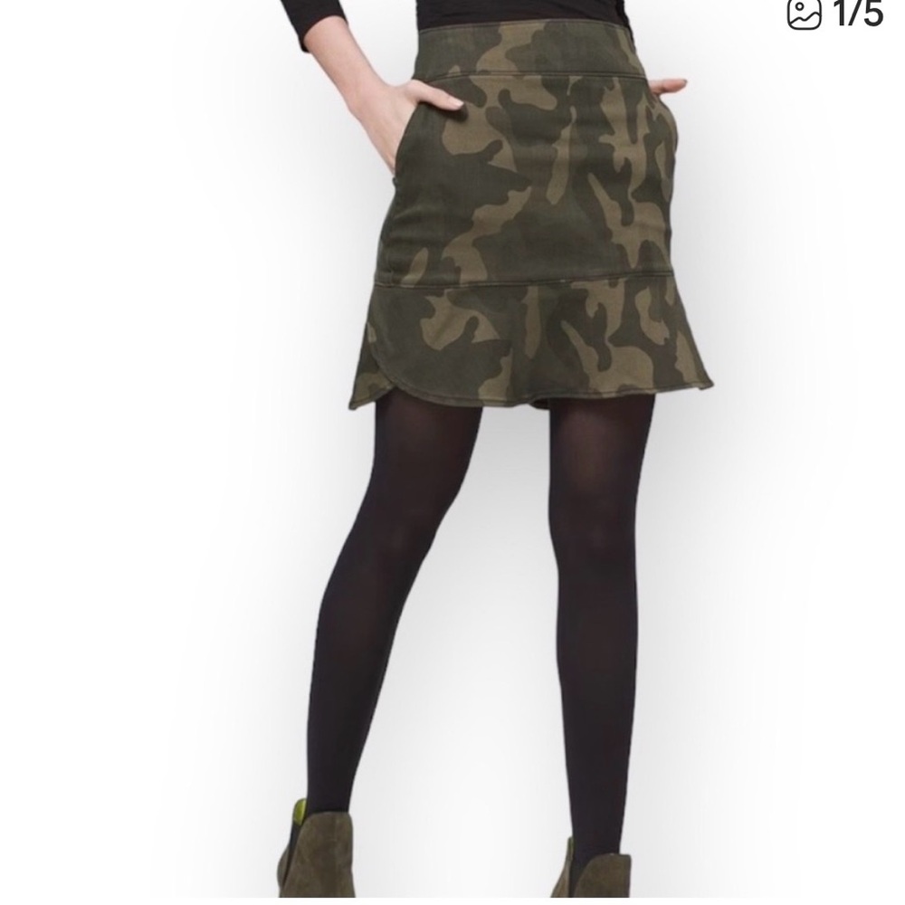 White House Black Market Green Camo Print Flounce Skirt. Pockets. NWT. Women’s 2